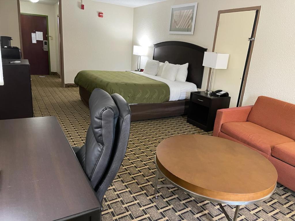 Quality Inn Вінсенс Екстер'єр фото